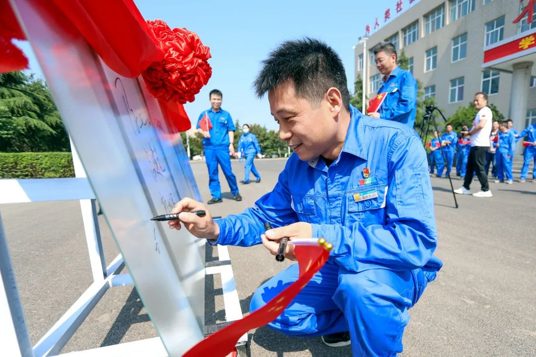 砥礪奮進(jìn) 生生不“熄”——焦作安彩舉行升國(guó)旗儀式